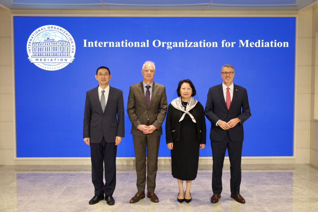 瑞士联邦外交部恩德林大使率团访问国际调解院