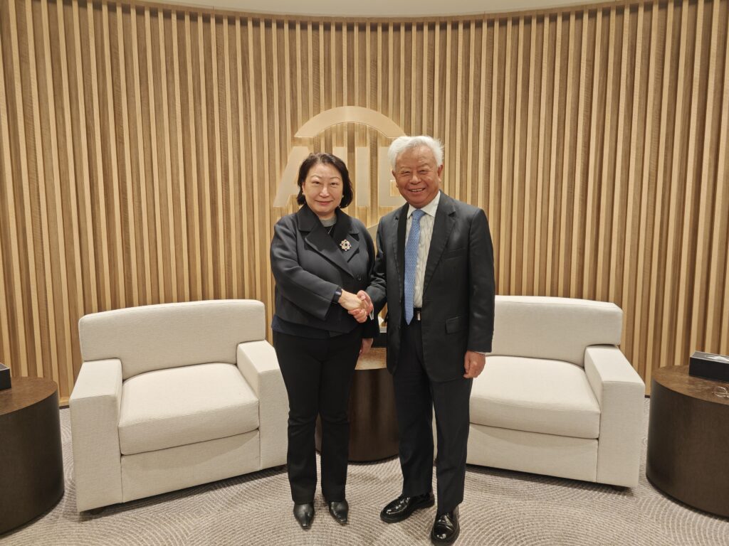 郑若骅秘书长会见亚洲基础设施投资银行行长金立群