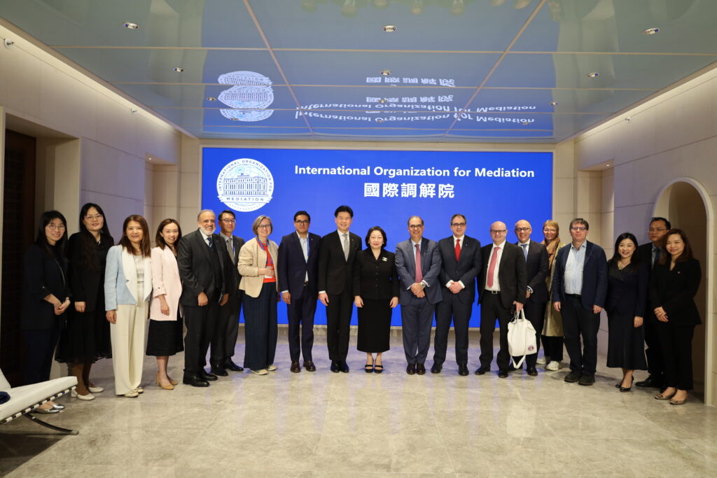 香港律师会会长率海外代表团访问国际调解院